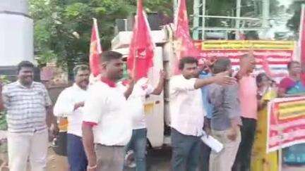 கடையநல்லூர்: கடையநல்லூர் மணிக்கூண்டு அருகே 108 ஆம்புலன்ஸ் தொழிலாளர் சங்கம் சார்பில் மாபெரும் கண்டன ஆர்ப்பாட்டம்