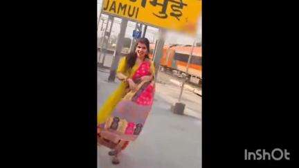 बरहट: जमुई रेलवे स्टेशन पर दो लड़कियों के रील बनाने का वीडियो सोशल मीडिया पर हुआ वायरल
