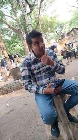 naukri k liye bolkar Ghar se bahar gumta rehta h