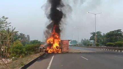 বাগনান ১: বাগনানে পাথর বোঝাই ট্রাক উল্টে আগুন ঘটনাস্থলে দমকলের দুটি ইঞ্জিন