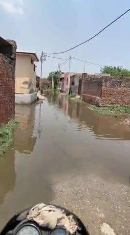 हसनपुर के गाव मतीपुरा मै मैन रोड पर भरा पानी बच्चो की पढ़ाई हो रही बेकार गाव के लोग परेशान बच्चो की पढाई रुखी#action@