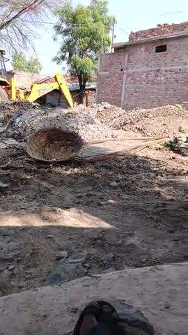 गांव डिगवाड में अवेध रूप से गढ्ढे खोदे, रस्ते की जगह पर