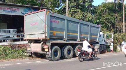 കൊണ്ടോട്ടി: മൊറയൂർ ഹിൽടോപ്പ് അരിമ്പ്ര റോഡിന് സമീപം നിയന്ത്രണം വിട്ട ലോറി റോഡരികിലേക്ക് ഇടിച്ചുകയറി അപകടം