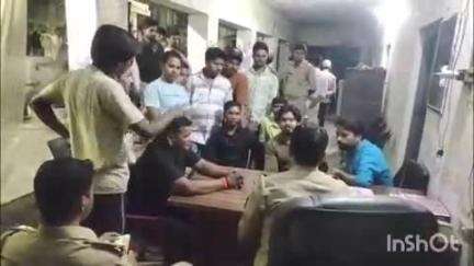 कोल: सासनीगेट में गल्ले से पैसे चुरा कर भाग रहे युवक को स्थानीय लोगों ने दबोचा, पुलिस के हवाले करते हुए कार्रवाई की मांग
