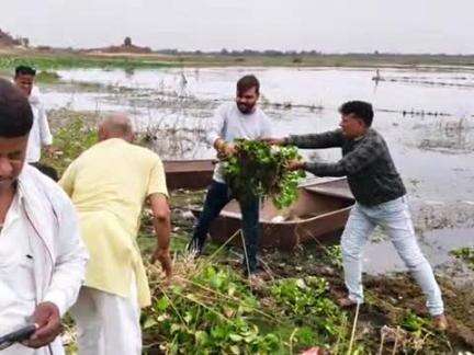 जतारा: मदन सागर तालाब के घाटों पर सफाई अभियान चलाया गया, समिति ने जन चौपाल का भी आयोजन किया