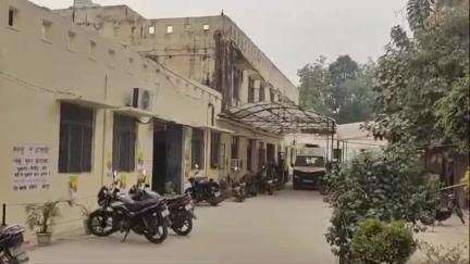 बदलापुर: मरगुपुर फोरलेन पर अज्ञात वाहन की चपेट में आने से बाइक सवार 3 युवक गंभीर रूप से घायल, जिला अस्पताल रेफर