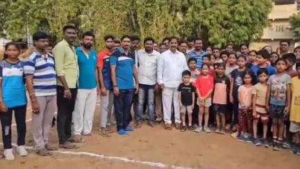 పట్టణంలో కబడ్డీ ఆడిన ఎమ్మెల్యే తాతయ్య