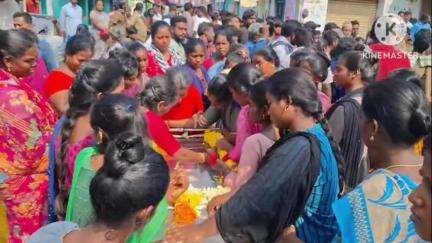 ஆம்பூர்: துத்திப்பட்டு அம்பேத்கர் நகரில் ஊராட்சி பணியாளர் மின்சாரம் தாக்கி உயிரிழந்த நிலையில் சடலத்துடன் உறவினர்கள் சாலை மறியல்