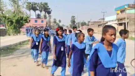 मानसी: जिला स्थापना दिवस पर बलहा के मध्य विद्यालय में छात्रों ने निकाली प्रभात फेरी