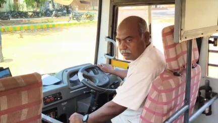 பழனி: பழனியாண்டவர் கலைக்கல்லூரியில் பள்ளி வாகனங்களின் பாதுகாப்பு குறித்த ஆய்வு மற்றும் பள்ளி வாகன ஓட்டுனர்களுக்கு விழிப்புணர்வு நிகழ்ச்சி