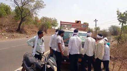 औंढा नागनाथ: वऱ्हाड घेऊन जाणारे वाहन उलटले 14 वराडी जखमी, औंढा नागनाथ ते वसमत मार्गावर खंडेश्वरी देवी मंदिराजवळील घटना