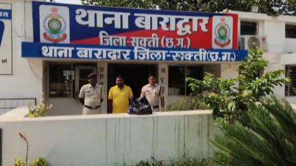 बाराद्वार पुलिस ने 7 लीटर कच्ची महुआ शराब और 36 पाव देसी प्लेन मदिरा के साथ 2 आरोपी किए गिरफ्तार, न्यायालय में किया पेश