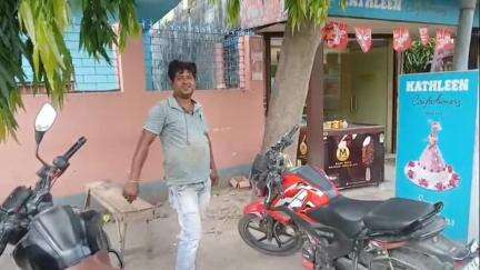 কৃষ্ণনগর ১: মহকুমা শাসকের অফিসের অনতি দূরেই দিনের বেলায় মোটরসাইকেল চুরির ঘটনায় চাঞ্চল্য ছড়িয়েছে এলাকায়