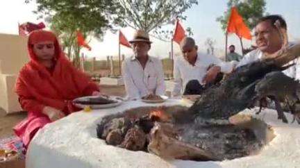मारवाड़ जंक्शन: नरसिंहपुरा साधना कुटिर आश्रम पर सेना के ऑपरेशन सिंदूर की सफलता के लिए यज्ञ आहुतियों का किया गया आयोजन