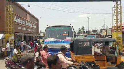 திருவண்ணாமலை: சித்ரா பௌர்ணமி ஒட்டி முன்னெச்சரிக்கை நடவடிக்கையாக மத்திய பேருந்து நிலையத்தில் போலீசார் தீவிர சோதனை