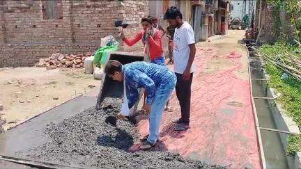 ইংরেজবাজার: কৃষ্ণ পল্লী বাপুজি কলোনি এলাকায় ঢালাই রাস্তার কাজের সূচনা করা হল