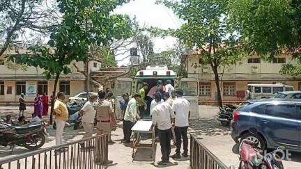 खामगाव: बुलढाणा रोडवरील दिवठाणा फाट्याजवळ स्कुटी स्लिप होऊन महिला पोलीस उप निरीक्षक गंभीर जखमी