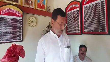 शिरोळ: कर्तव्यावर जाणाऱ्या शिरोळचा CISF जवान प्रशांत पुजारी यांच्या माजी सैनिकांच्या वतीने शिरोळ येथे केला सत्कार