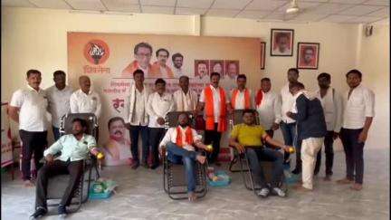 शिवसेना उबाटा कार्यालयात रक्तदान