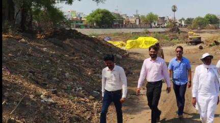 हिंगोली: जलेश्वर तलावाची आमदार तानाजीराव मुटकुळे यांच्यासह कर्मचाऱ्यांनी केली पाहणी