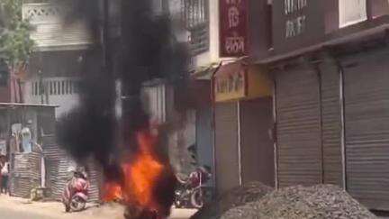 বালুরঘাট: স্টার্ট দিতে গিয়ে আগুন লাগল মোটর বাইকে, কিছুক্ষণের মধ্যেই বালুরঘাটে পুড়ল মোটরবাইক; কারণ নিয়ে ধন্দে দমকল ও পুলিশ