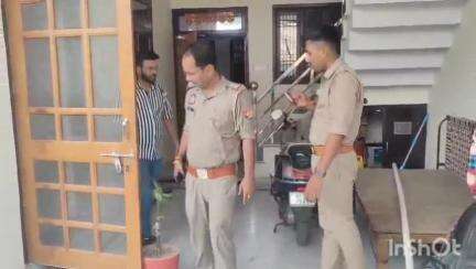 उरई: उरई कोतवाली क्षेत्र के कालपी रोड स्थित मकान में चोरों ने लगभग ₹50 लाख की चोरी की घटना को अंजाम दिया और फरार हो गए