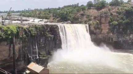ಗೋಕಾಕ: ಗೋಕಾಕ ಪಟ್ಟಣ ಸೇರಿ ಹಲವು ಗ್ರಾಮಗಳಲ್ಲಿ ಕುಡಿಯುವ ನೀರಿನ ಸಮಸ್ಯೆ ಹಿನ್ನಲೆ ಹಿಡಕಲ್ ಜಲಾಶಯದಿಂದ ಗೋಕಾಕ ಫಾಲ್ಸ್ ಗೆ ನೀರು
