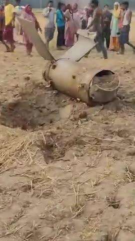 अगर भारत का पाकिस्तान में पॉयलेट गिरा होता तो वो मारने लगते पर भारत में उसे पानी पिला रहे hai
