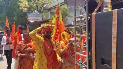 कादीपुर: झारखंड के शिव मंदिर से निकली कलश यात्रा, श्रीराम कथा एवं महायज्ञ का हुआ शुभारंभ