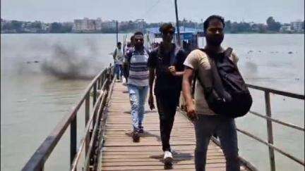 ব্যারাকপুর ২: ব্যারাকপুর ধোবিঘাটে দীর্ঘদিনের পুরনো জেটি সমস্যার সম্মুখীন নিত্যযাত্রীরা
#jansamasya