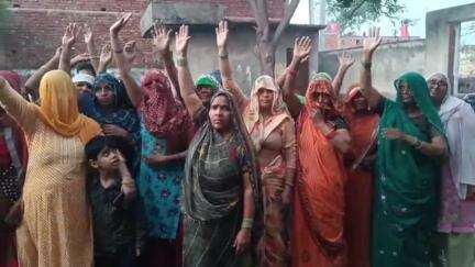 कोल: बरौली में ग्रामीणों ने प्रधानमंत्री आवास योजना के नाम पर गभाना SDM पर रिश्वत मांगने का आरोप लगाते हुए किया प्रदर्शन