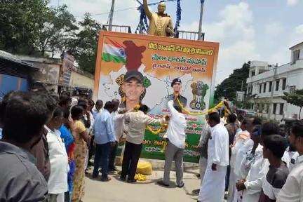 పుంగనూరు: వీర జవాన్ కు నివాళులర్పించిన .దళిత బీసీ సంఘాల #operationsindhoor