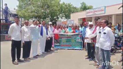చిగురుమామిడి: మండల కేంద్రంలో మహిళా సంఘాలు, వివిధ రాజకీయ పార్టీల నాయకులు డ్రగ్స్ నిర్మూలన ర్యాలీ నిర్వహించారు