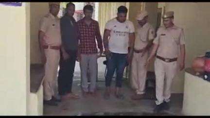सपोटरा: कुड़गांव पुलिस ने रूण्डी गैस गोदाम के पास से अवैध हथियार के साथ 3 व्यक्तियों को किया गिरफ्तार