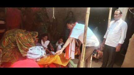 नबीनगर: प्रखंड क्षेत्र के कई गांवों में विधायक विजय कुमार सिंह उर्फ डब्लू सिंह ने मृतक के परिजनों से मिलकर दिया सांत्वना