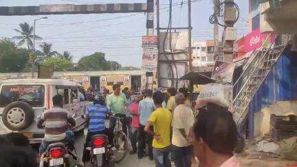 নাকাশিপাড়া: বেথুয়াডহরী হাসপাতাল রেল গেটে এক ব্যক্তিকে মারধর আরেক ব্যক্তির, উদ্ধার করল স্থানীয়রা