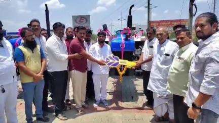 ಮುಧೋಳ: ನಗರದಲ್ಲಿ ಕೇಂದ್ರ ಸರ್ಕಾರದ ಕಿಸಾನ್ ಯೋಜನೆಯಡಿ ಮೂವರು ರೈತ ಫಲಾನುಭವಿಗಳಿಗೆ ಟ್ರ್ಯಾಕ್ಟರ್ ವಿತರಣೆ