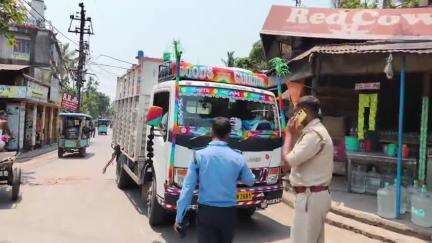 বারাসাত ১: দত্তপুকুরে বেপরোয়া গতির বলি হতে পারত যাত্রীরা, দ্রুতগামী লরি সহ দুই চালক আটক