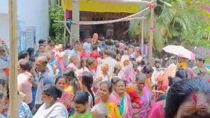 কালনা ১: বর্তমান পরিস্থিতিতে কালনায় ভবা পাগলার মন্দিরে পুজো দিয়ে শান্তির প্রার্থনা জানালেন MP, সেন্ট্রাল এসির দাবি করলেন মন্ত্রী