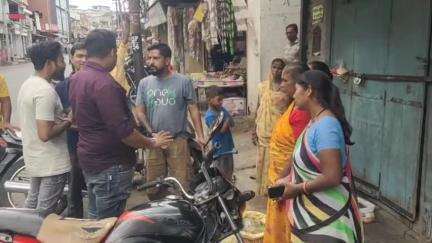 सातारा: नो हॉकर्स झोन मधील विक्रेत्यांवर नगरपालिका अतिक्रमण विभागाची कारवाई, कर्मचारी व विक्रेत्यांमध्ये वाद #Jansamasaya