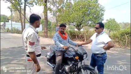 चिरमिरी के भाजपा पार्षद ने सड़क पर दिखाई सत्ता की हनक, बिना हेलमेट पकड़े जाने पर पुलिस भी हुई लाचार