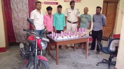 बैरिया: श्रीनगर दियारा से 129 पिस शराब के साथ दो धंधेबाज गिरफ्तार, एक बाइक ज़ब्त