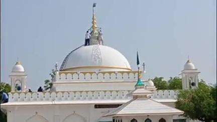 ધોળકા: ધોળકામાં પીર હઝરતશાહ દાદાની દરગાહ ખાતે કળશ ચઢાવવાનો કાર્યક્રમ યોજાયો, અકીદતમંદો હાજર રહ્યા