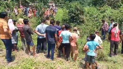 ময়না: পশ্চিমখাড় গ্রামে খাল থেকে পচা গলা মৃতদেহ উদ্ধার ঘিরে ব্যাপক চাঞ্চল্য, ঘটনাস্থলে পুলিশ