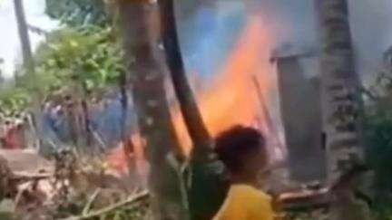 তমলুক: মাধবপুরে এক গৃহবধূকে ফাঁসিতে ঝুলিয়ে দেওয়ার অভিযোগ স্বামী ও শ্বশুরবাড়ির বিরুদ্ধে,অভিযুক্তর বাড়িতে আগুন লাগালো জনতা