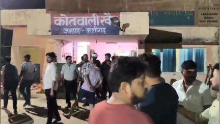 खैर: खैर में किराने की दुकान में कार्य कर रही 15 वर्षीय किशोरी के साथ पड़ोस के कुछ युवकों ने की अश्लील हरकतें