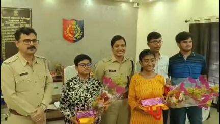 রানাঘাট ১: মাধ্যমিক পরীক্ষায় রানাঘাটের কৃতি 4 পড়ুয়াকে তাদের উজ্বল ভবিষ্যতের কামনা করে সংবর্ধিত করল রানাঘাট থানার পুলিশ