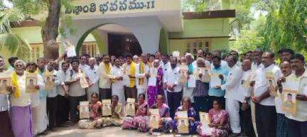 మడకశిర పట్టణంలో  28 మంది లబ్ధిదారులకు 10 లక్షల 92,000 సీఎం రిలీఫ్ ఫండ్ చెక్కులు పంపిణీ చేసిన ఎమ్మెల్యే.