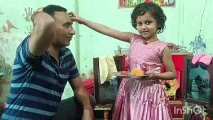 अनूपशहर: अनूपशहर निवासी सेना में तैनात सूबेदार प्रकाश कुमार पुणे रवाना, बेटी ने तिलक लगाकर किया विदा