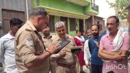 खतौली: खतौली कस्बे के आवास विकास कॉलोनी में एक शख्स के हाथ में फटा मोबाइल, मौके पर पुलिस और लोगों की भीड़
